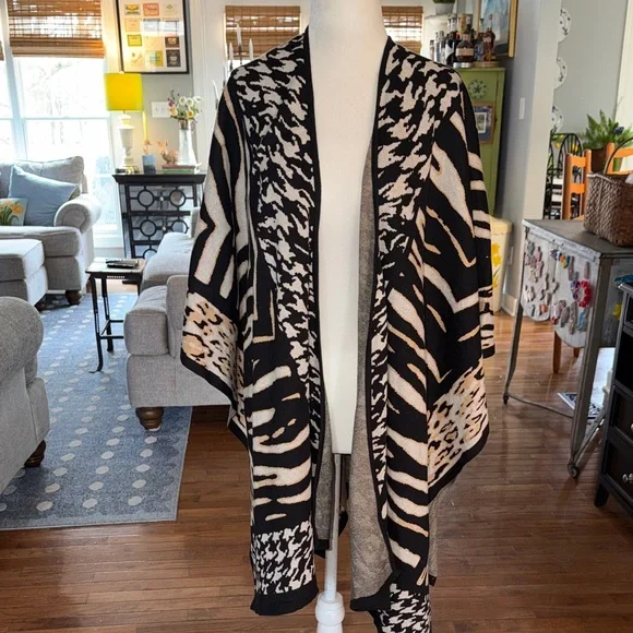 Chico's Black and Cream Patterned Wrap - Picture 5 of 9